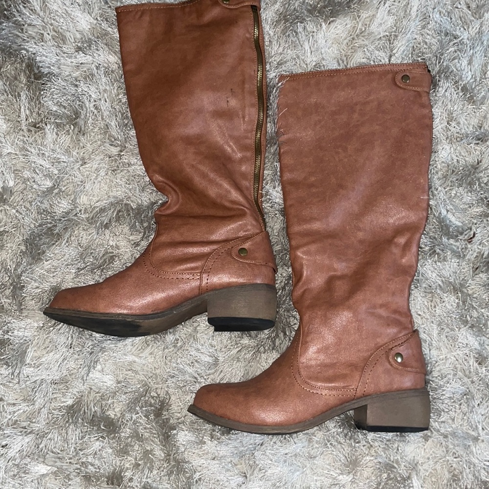 Gently used leather women’s boots